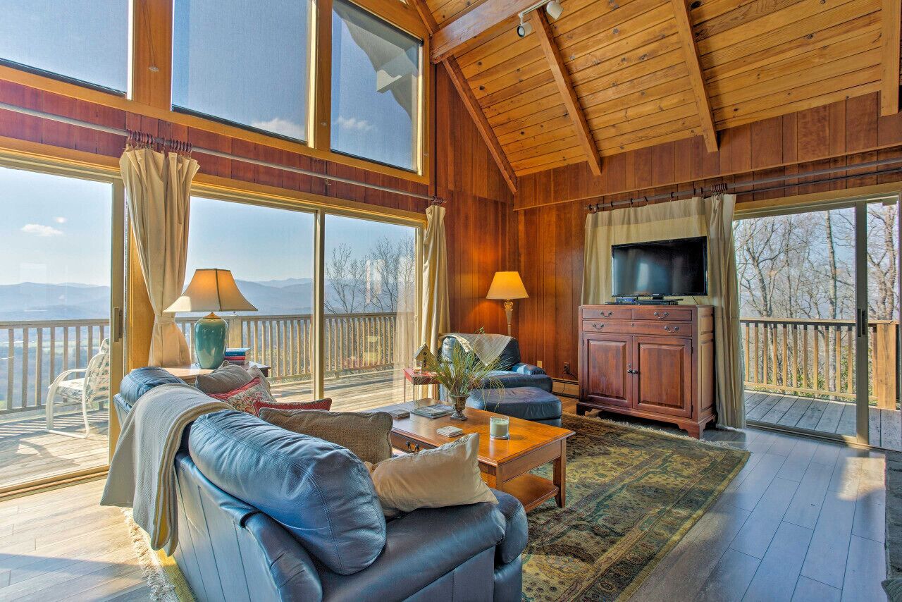 Point of View - Panoramic view, close to town, and pet friendly!