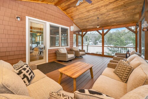 Custom Lake Winnisquam Home For 12