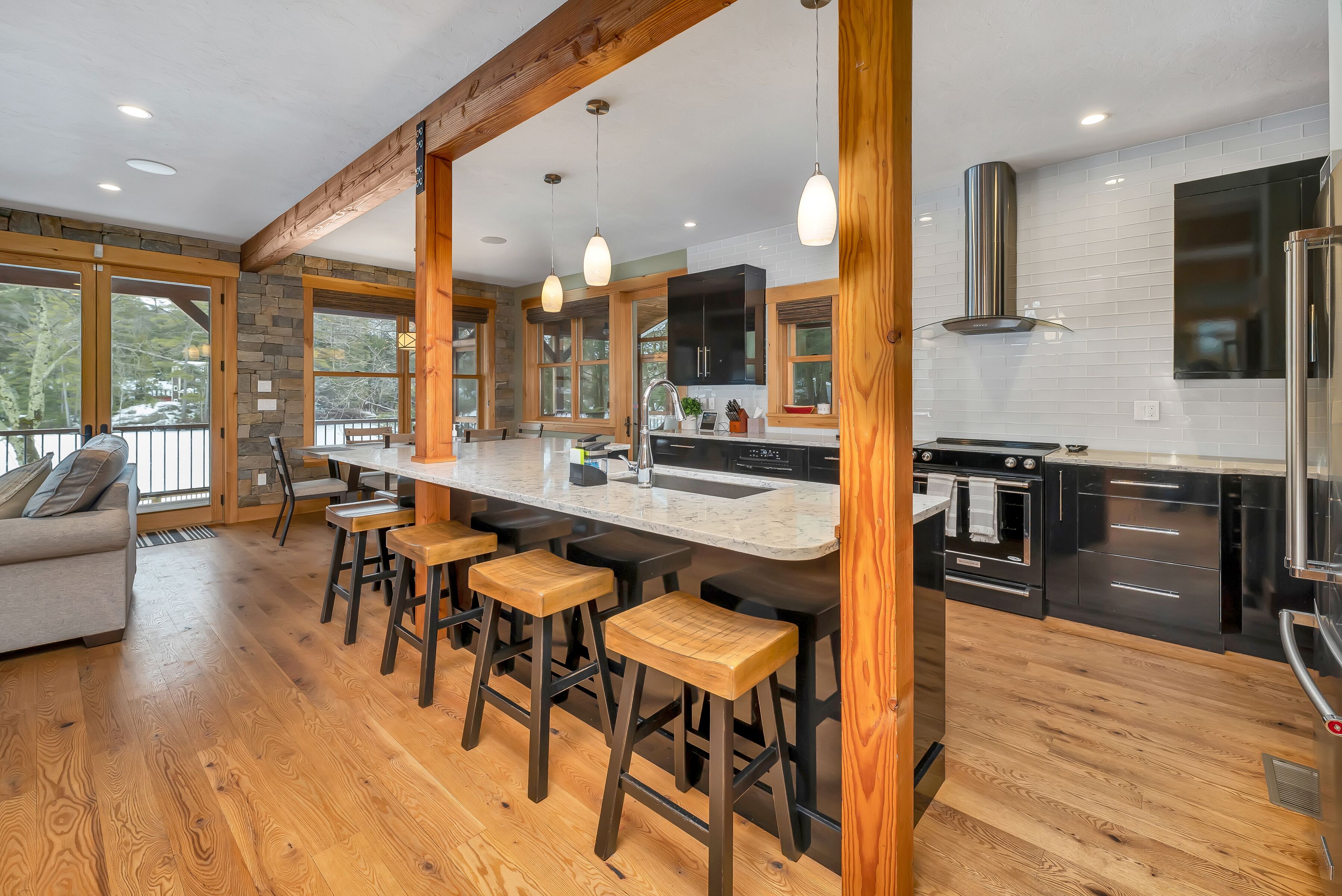 Mikroaaltouuni, astianpesukone, kahvin-/teenkeitin, leivänpaahdin