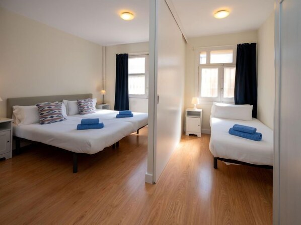 2 makuuhuonetta, työpöytä, internet