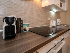 Jääkaappi, mikroaaltouuni, uuni, astianpesukone