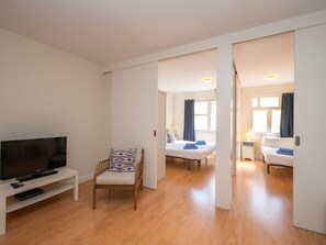 2 bedrooms, desk, internet