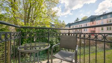 شقة عائلية - غرفة نوم واحدة - بشرفة - في مبنى ملحق | شرفة