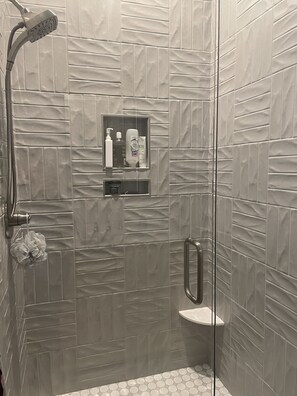 Shower, hair dryer, bidet, towels