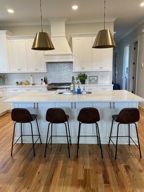 Comedor y isla de cocina