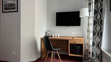 City Triple Room | Iron/ironing board, free WiFi, bed sheets
