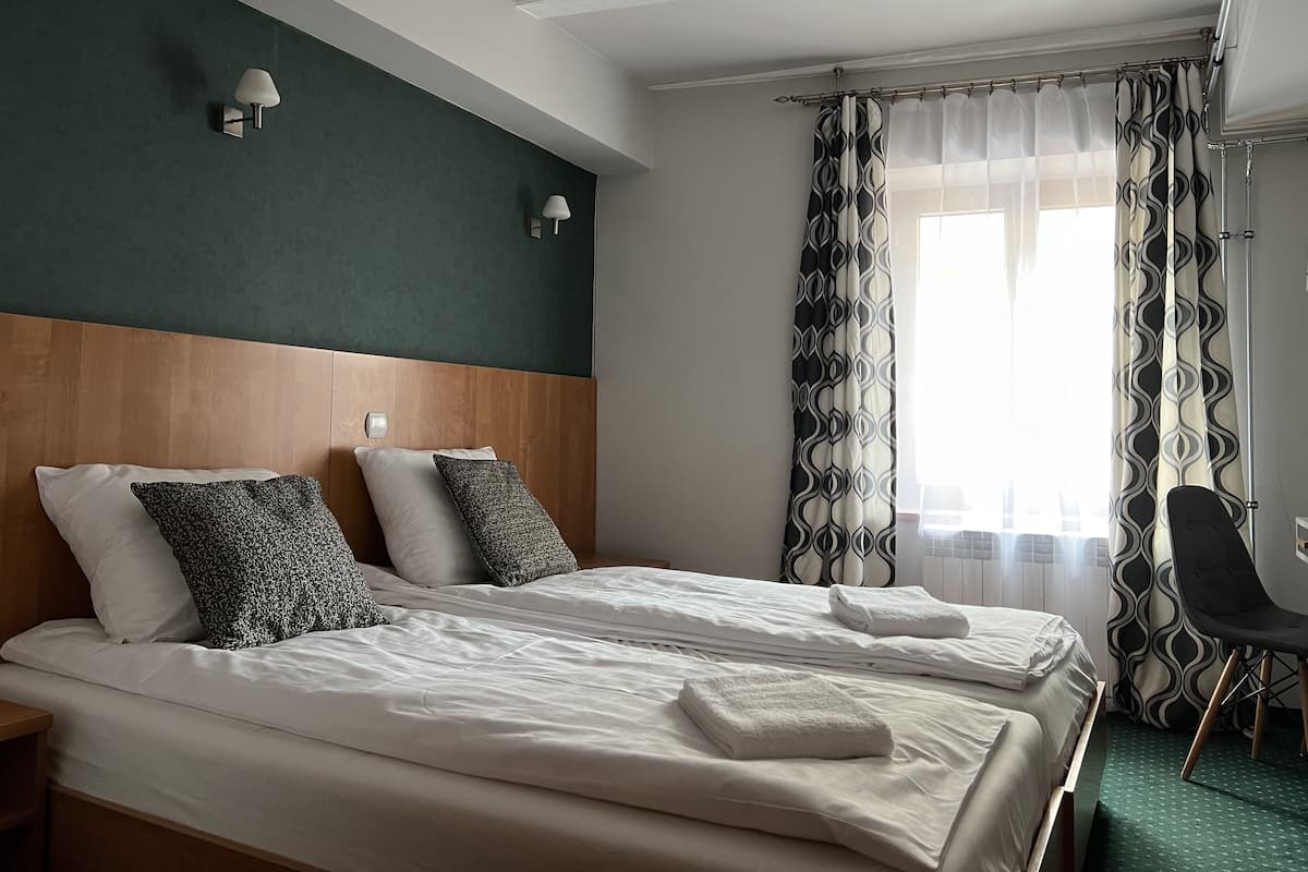 Quarto duplo urbano | Ferros/tábuas de passar roupa, Wi-Fi de cortesia, roupa de cama