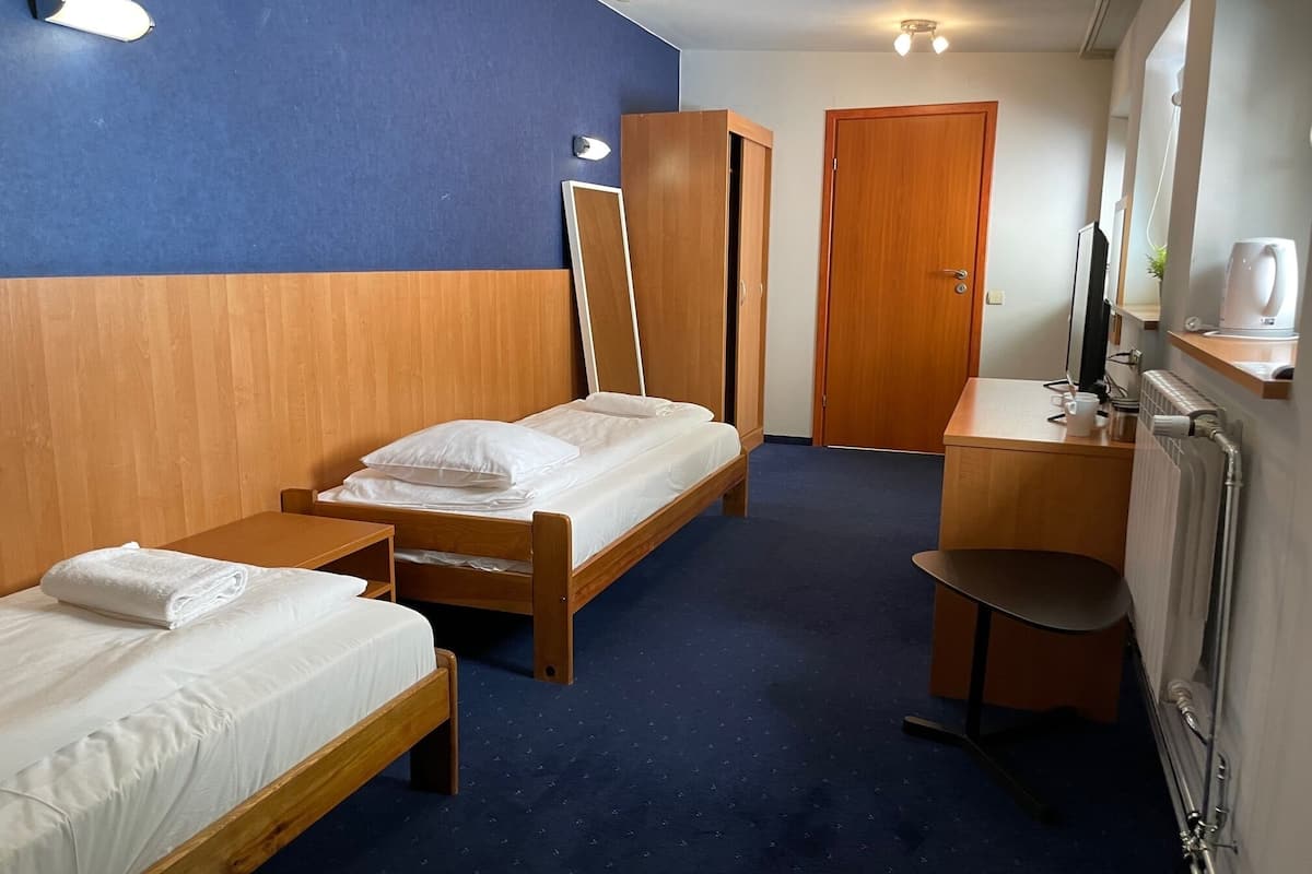 Quarto empresarial | Ferros/tábuas de passar roupa, Wi-Fi de cortesia, roupa de cama