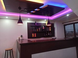 朝食、ランチ、ディナーに営業