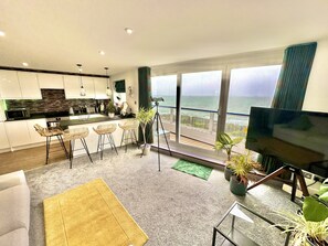 Smart TV - Stunning Sea View Two Bed Apartment - With Balcony (Southbourne)