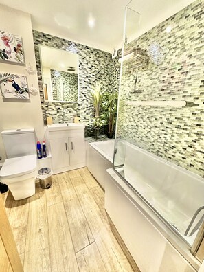 Hair dryer, towels, soap, toilet paper - Stunning Sea View Two Bed Apartment - With Balcony (Southbourne)