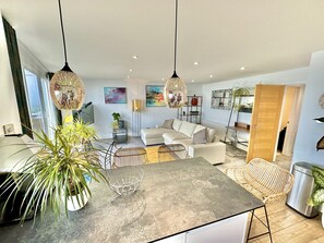 Smart TV - Stunning Sea View Two Bed Apartment - With Balcony (Southbourne)