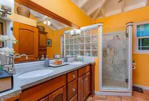 Dusche, Haartrockner, Handtücher, Seife