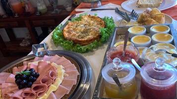 فطور كامل مجانًا يوميًا