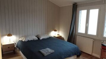 3 bedrooms, desk, iron/ironing board, WiFi