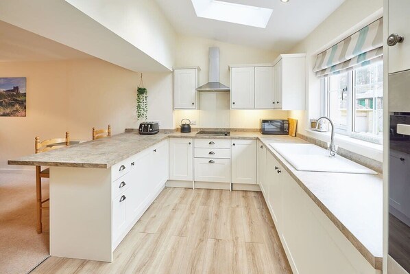 Een koelkast, een microgolfoven, een oven, een kookplaat