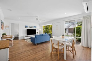 TV - Unit 22 - 2 Bedroom Ground Level Villa In Noosaville (Noosaville)