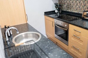 ثلاجة، ميكروويف، فرن، موقد طهي مسطح