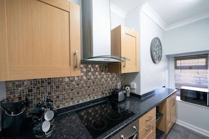 Frigorifero, microonde, forno, piano cottura