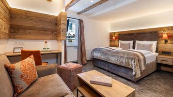 Habitación básica doble, para no fumadores | Escritorio, cuna de viaje, wifi gratis y ropa de cama