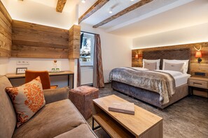 Quarto casal básico, para não fumantes | Escrivaninha, berço de viagem, Wi-Fi de cortesia, roupa de cama