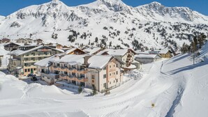 A snow-covered mountain resort with multiple buildings, including a hotel named "Hotel Obertaur." - Hotel Zehnerkar & Hotel Obertauern (Tweng)
