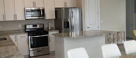 冷蔵庫、電子レンジ、オーブン、コンロ