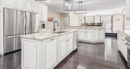 OOB Oasis 5BR Private Retreat w/ Gourmet Kitchen & Pool