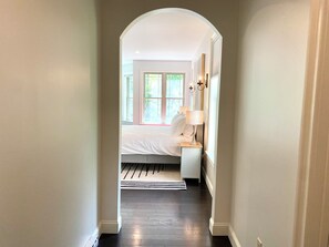 5 habitaciones, escritorio y tabla de planchar con plancha