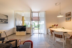 تلفزيون، مدفأة، كُتُب