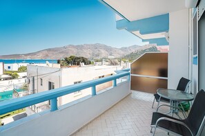 Outdoor dining - Holiday Home 'Olympus Tilos Apt Twin B1' with Sea View, Wi-Fi and Air Conditioning (Tilos)