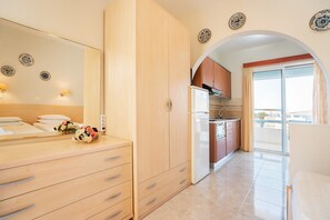 1 habitación, tabla de planchar con plancha, wifi gratis y ropa de cama 