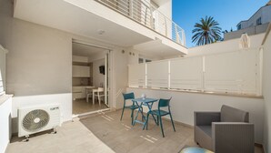A balcony with a table and chairs, a fan, and a view of the sky. - Apartment "Dimora Idrusa" with Parking, Private Terrace, WiFi and Air Conditioning (Otranto)