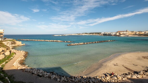 A coastal town with clear waters, a sandy beach, and a rocky shoreline. - Apartment "Dimora Idrusa" with Parking, Private Terrace, WiFi and Air Conditioning (Otranto)