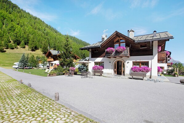 Exterior - Apartment 'Stella Alpina Camping Stella Alpina' with Mountain View, Shared Garden and Wi-Fi (Livigno)