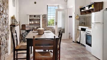 Fridge, oven, stovetop, coffee/tea maker