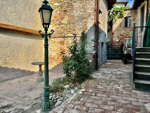 Property grounds - Holiday Home 'Casa Cigana' with Private Garden and Wi-Fi (Tortona)