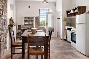Fridge, oven, stovetop, coffee/tea maker - Holiday Home 'Casa Cigana' with Private Garden and Wi-Fi (Tortona)