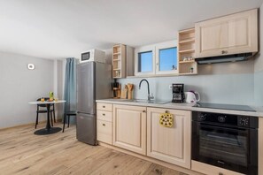 Kjøleskap, mikrobølgeovn, ovn og kokeplater