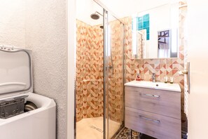 Shower, hair dryer - Holiday Home 'Maisonnette Biscarosse' with Private Terrace and Wi-Fi (Biscarrosse)
