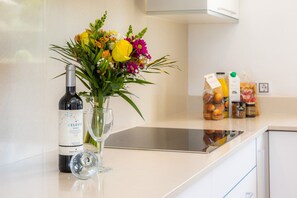 Fridge, microwave, stovetop, dishwasher