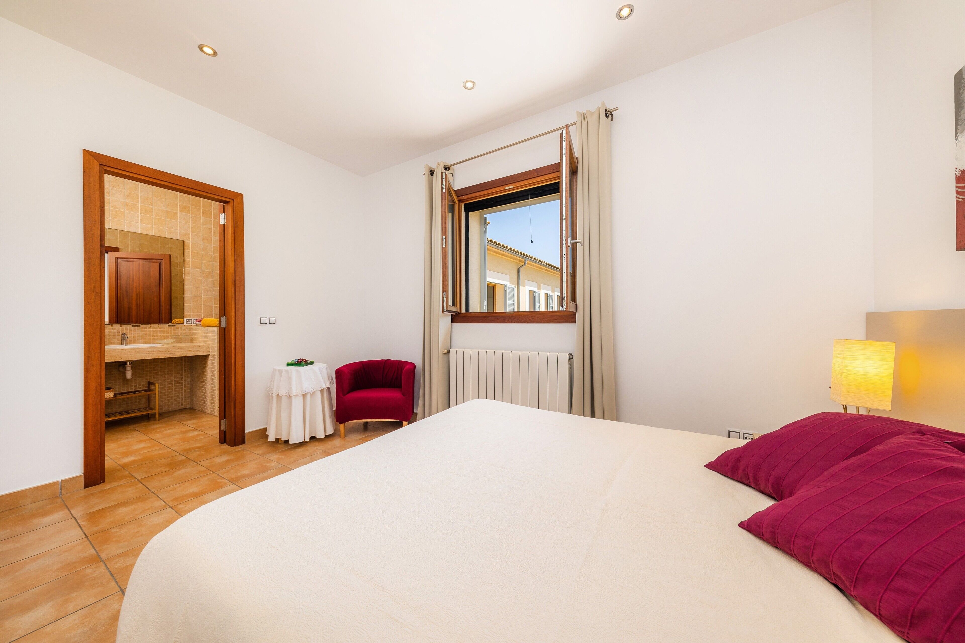 4 makuuhuonetta, ilmainen Wi-Fi, vuodevaatteet