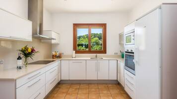 Kühlschrank, Mikrowelle, Herdplatte, Geschirrspüler