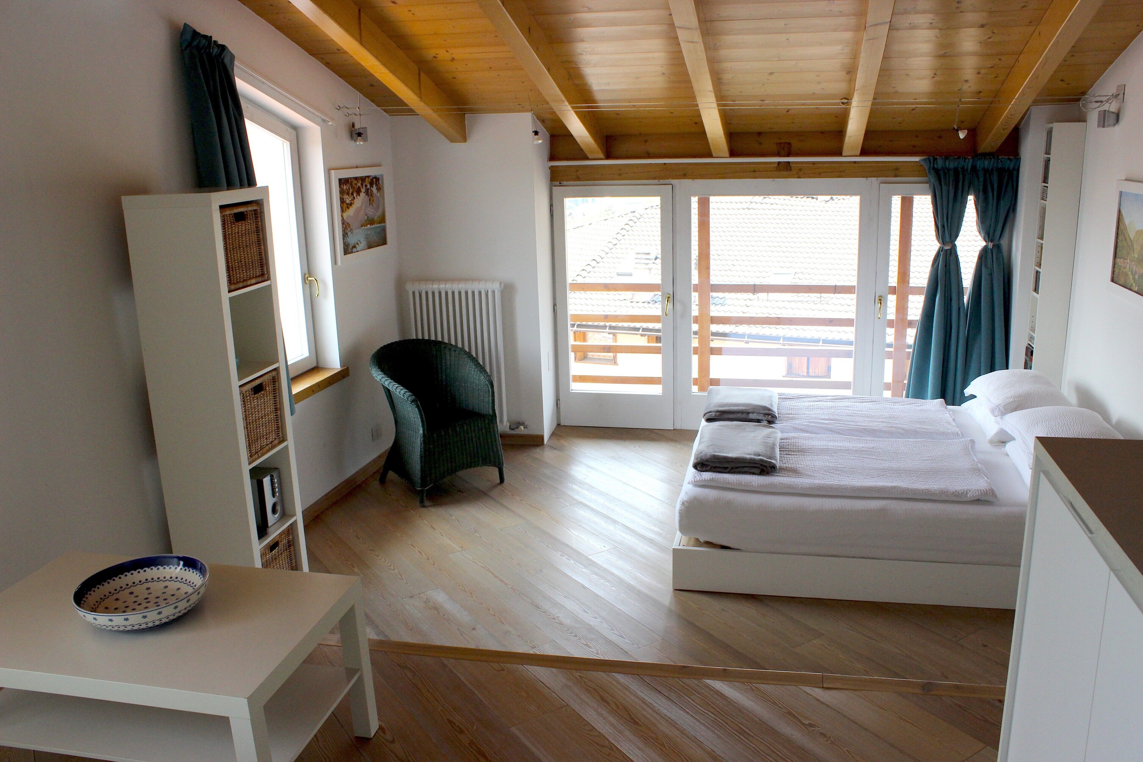 6 bedrooms, iron/ironing board, WiFi (free), bed sheets
