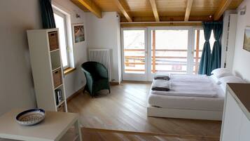 6 bedrooms, iron/ironing board, WiFi (free), bed sheets