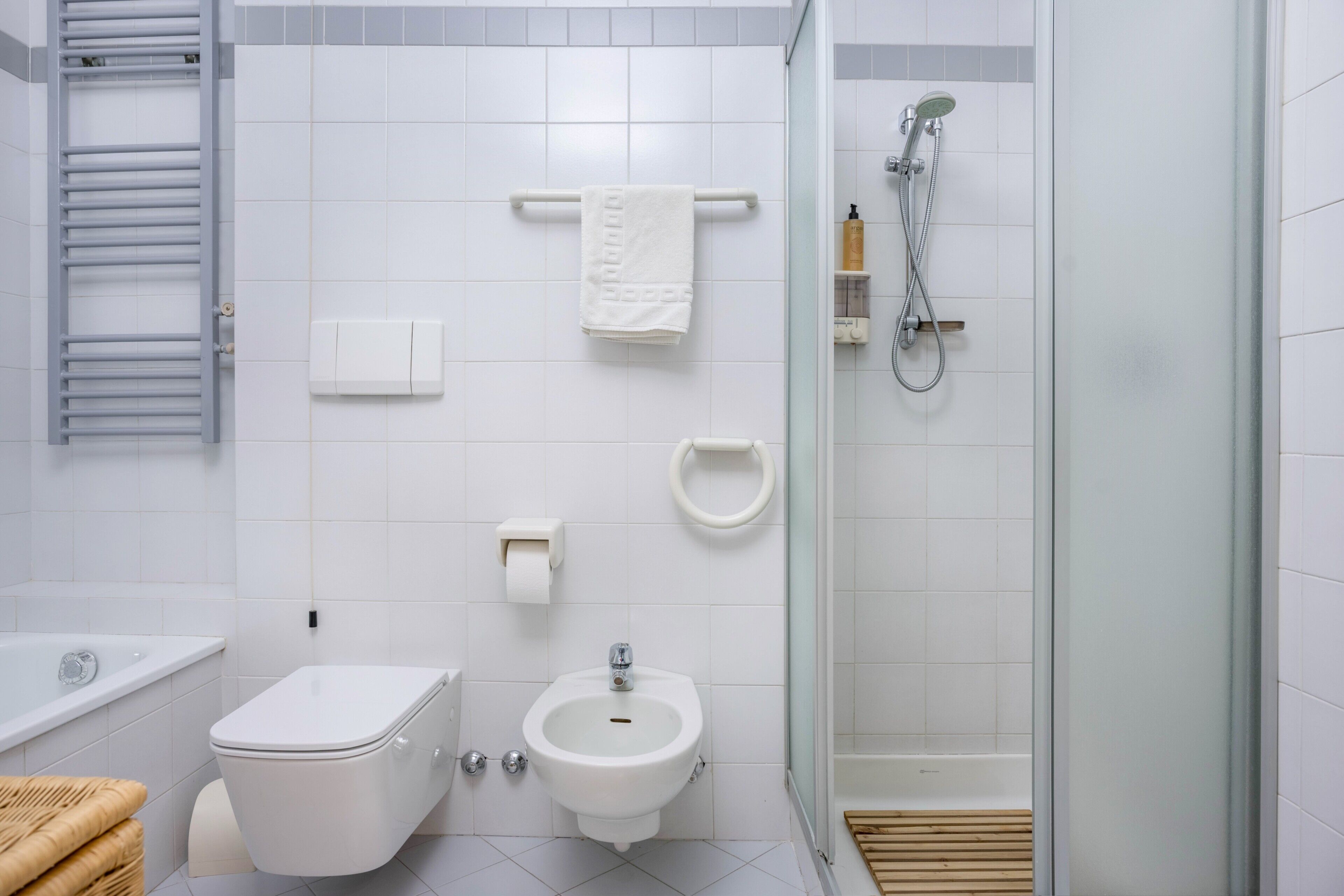 Une salle de bain moderne équipée de toilettes, d’un bidet et d’une douche.