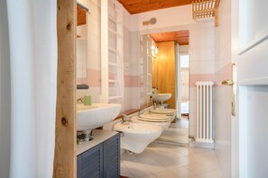 Tina, secadora de cabello, toallas 