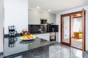 Een koelkast, een microgolfoven, een oven, een kookplaat