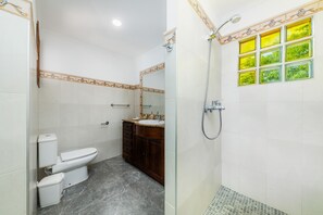 Shower, hair dryer, towels - Apartment 'Cala' with Mountain View, Wi-Fi and Air Conditioning (puerto pollensa)