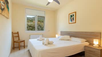 4 bedrooms, iron/ironing board, free WiFi, bed sheets